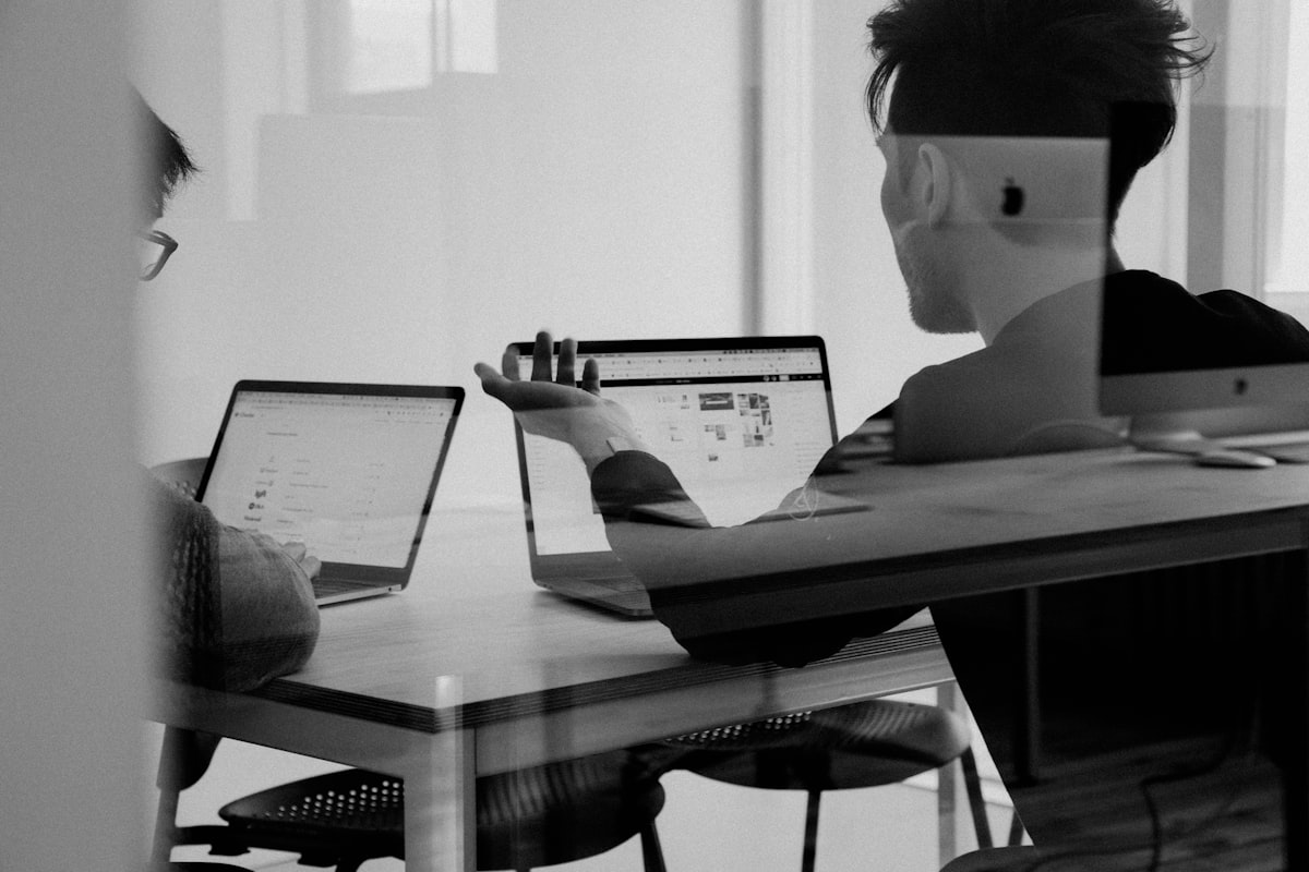 Handoff Perfeito: Da Qualificação com IA para a Reunião com o Closer em Importadoras e Atacadistas Multissetoriais - dupla comercial revisando números e fechamento de contrato