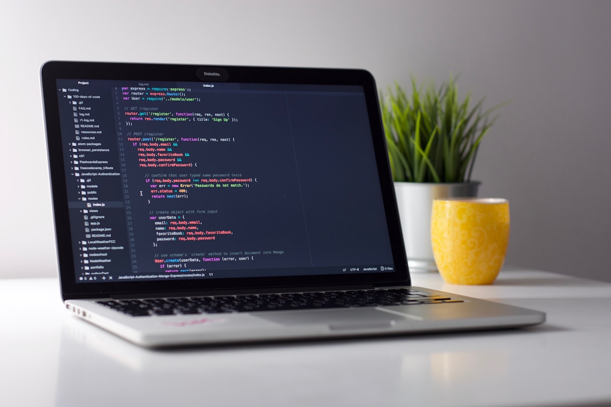 Agentes Autônomos de Prospecção para Importadoras e Atacadistas Multissetoriais: Automatizando a Pesquisa de Dados - mesa de trabalho tech com laptop processando diagnósticos de empresas